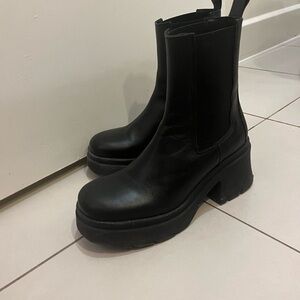 L'intervalle black boots